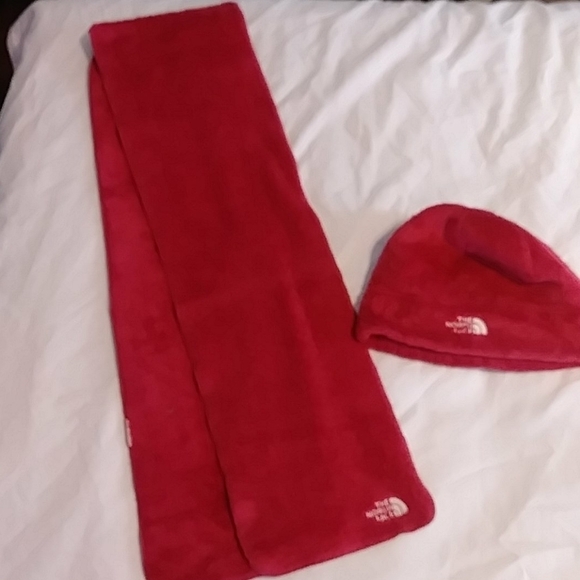 SOLD!!!!!The Northface scarf and hat - Picture 1 of 3